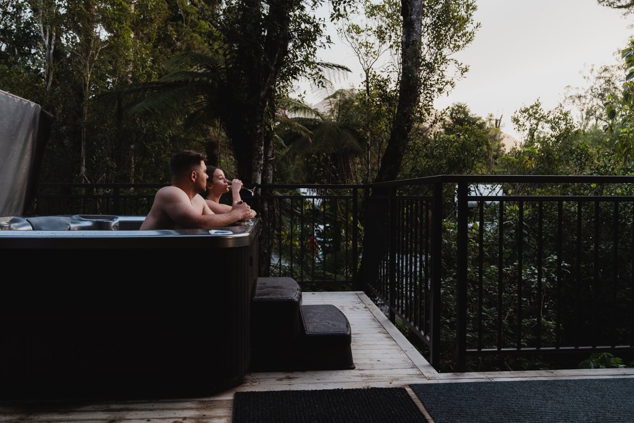 Deluxe Spa Treehouse credit RoadyNZ